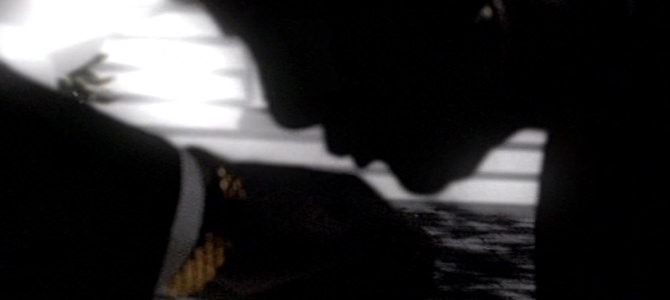 Il baciamano fa scalpore, gli inchini (silenziosi) ai boss no