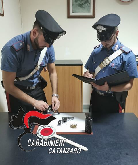 In possesso di un'arma clandestina evitano i carabinieri: due arresti in un'area di servizio a Botricello
