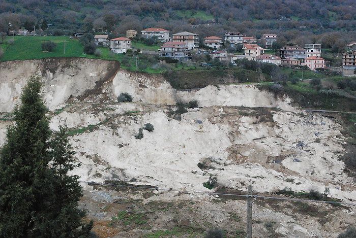 La frana di Maierato, il fiume di fango che sfiorò il paese. Dopo 16 anni nel Vibonese torna la paura