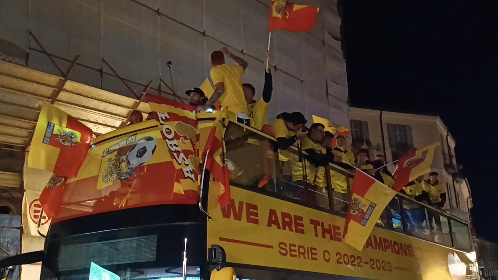 Catanzaro, festa grande per il passaggio del bus scoperto dei giocatori dominatori della serie B – VIDEO