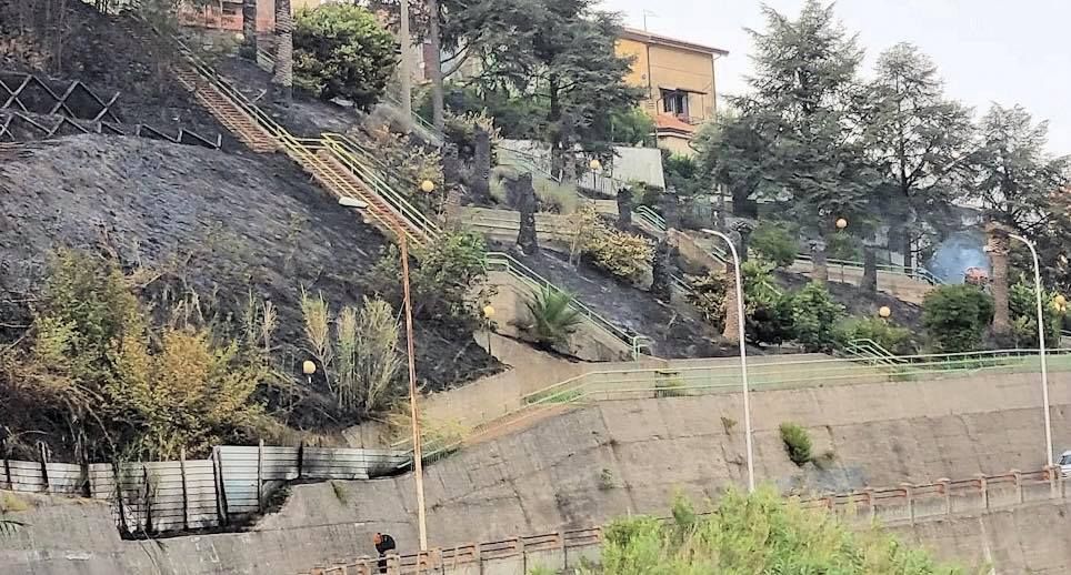 Rende, un incendio minaccia per ore il centro storico