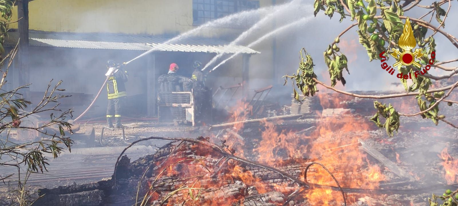 Giornata di fuoco nel Crotonese: salvato dalle fiamme il Mercatino delle pulci – VIDEO