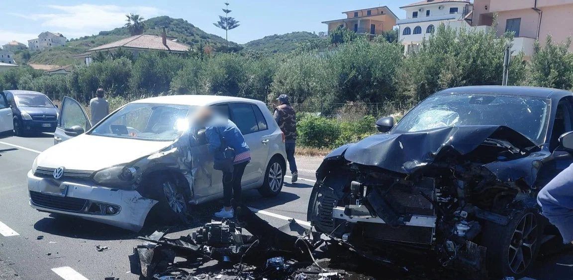 Violento scontro tra due auto sulla Statale 106 a Mandatoriccio