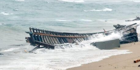 Strage di Cutro, il legale dei familiari delle vittime: «Quella notte lo Stato ha sbagliato tutto»