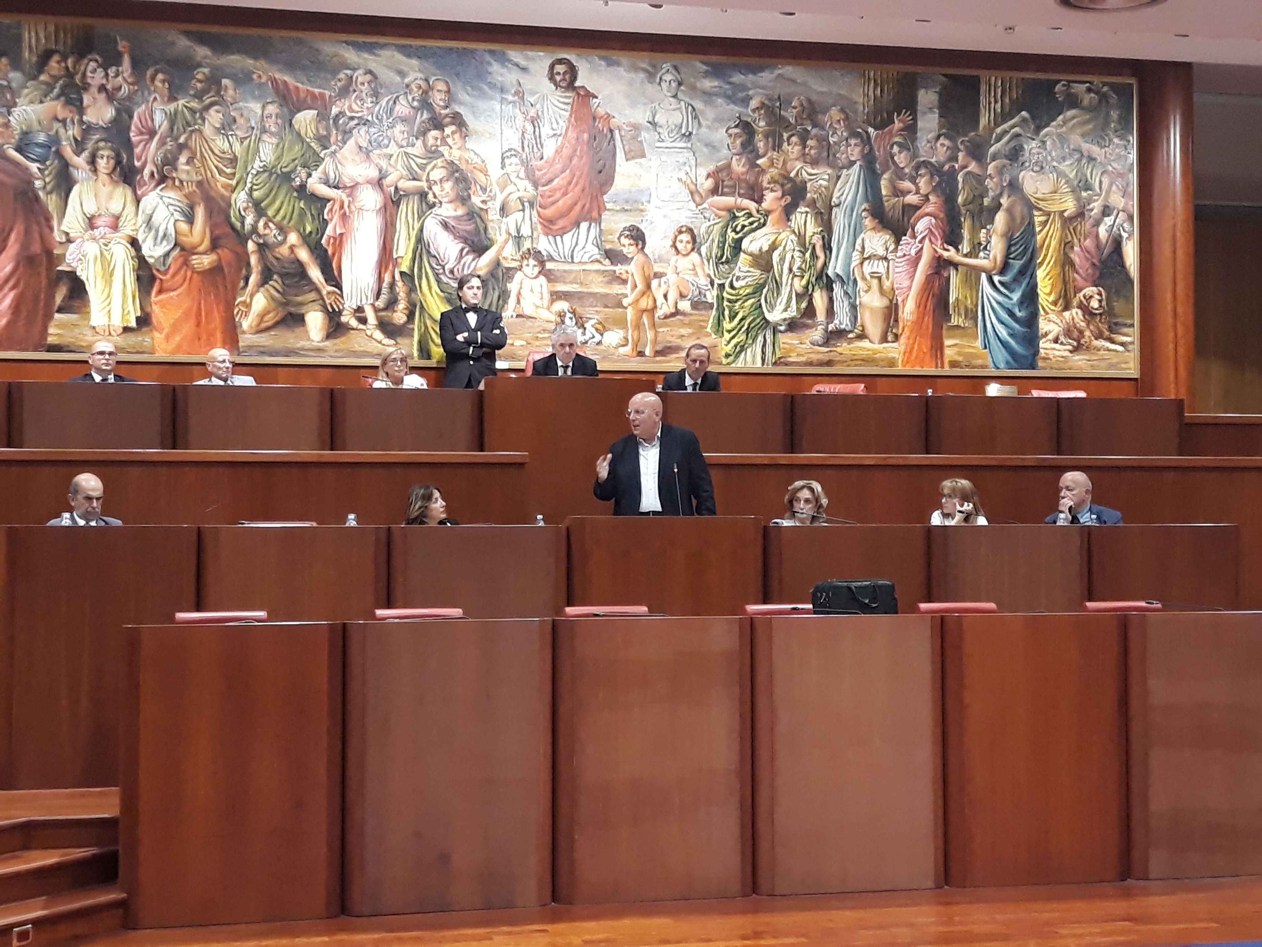 Regione: l'opposizione chiede il voto a novembre, ma Oliverio non si pronuncia