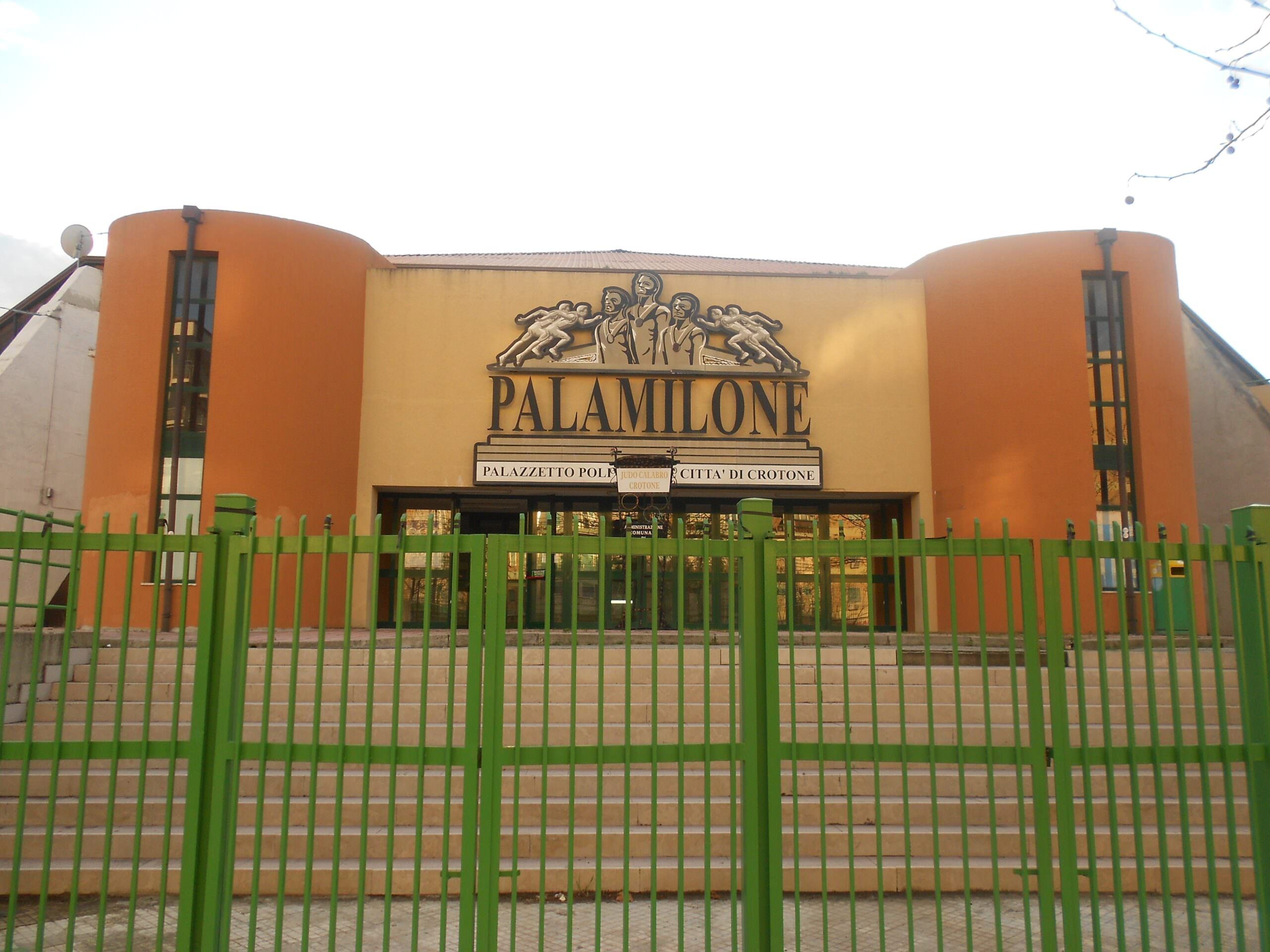 Scontro sul Palamilone di Crotone, bloccato lo sgombero dei locali