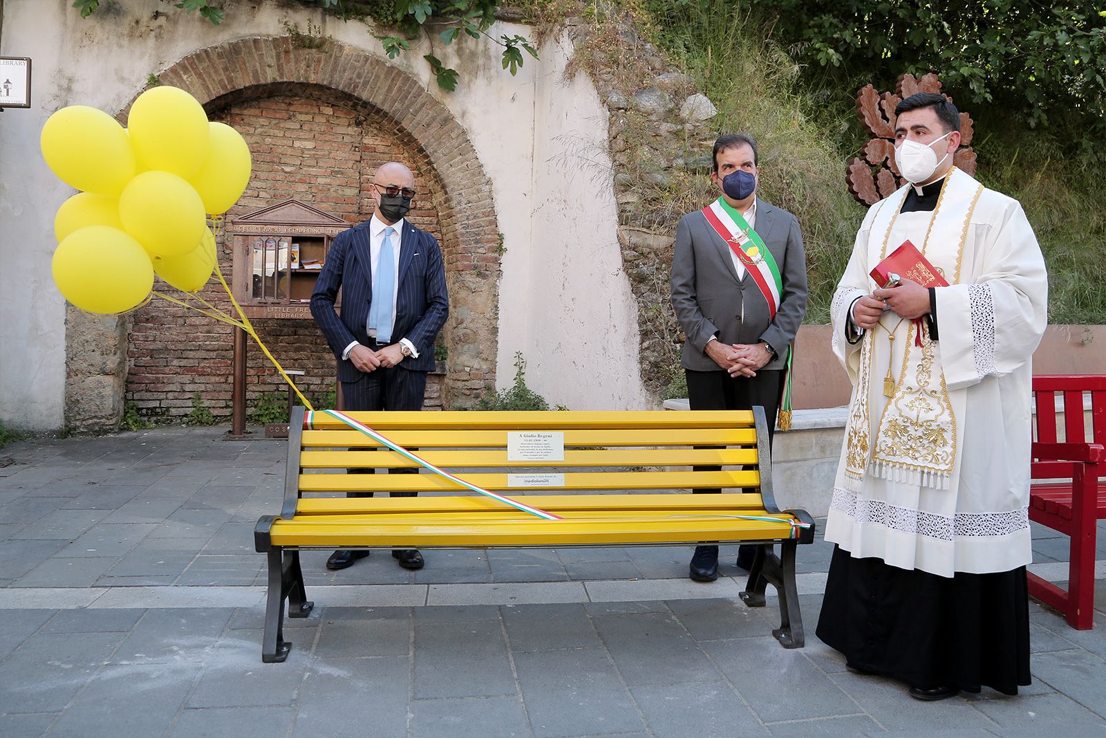 Cosenza, una panchina gialla per Giulio Regeni