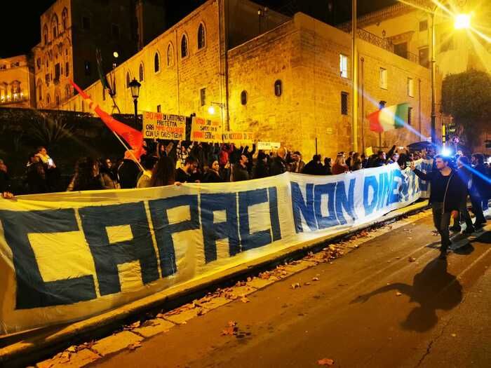 Giovani applaudono i carabinieri: «Palermo è nostra non di Cosa Nostra»