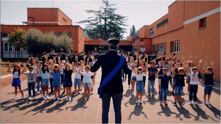 “Torneremo a scuola”, nuovo inizio accompagnato dall’inno della Polizia – FOTO E VIDEO