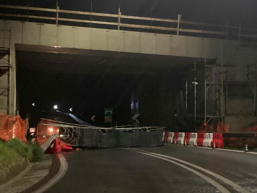 Maltempo nel cosentino, ad Altilia crolla un'impalcatura sulla A2 – FOTO