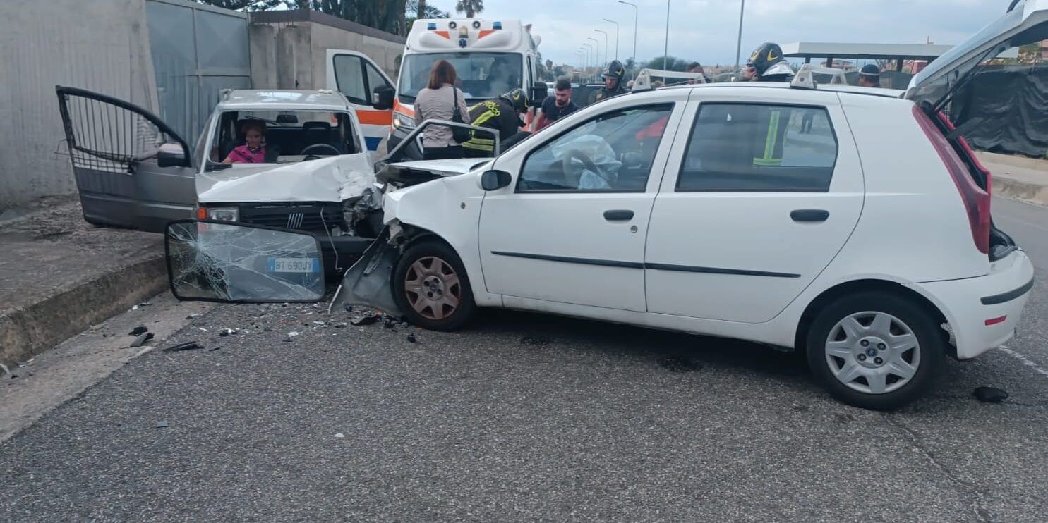 Incidente stradale sulla Ss 106 Siderno-Locri, due feriti