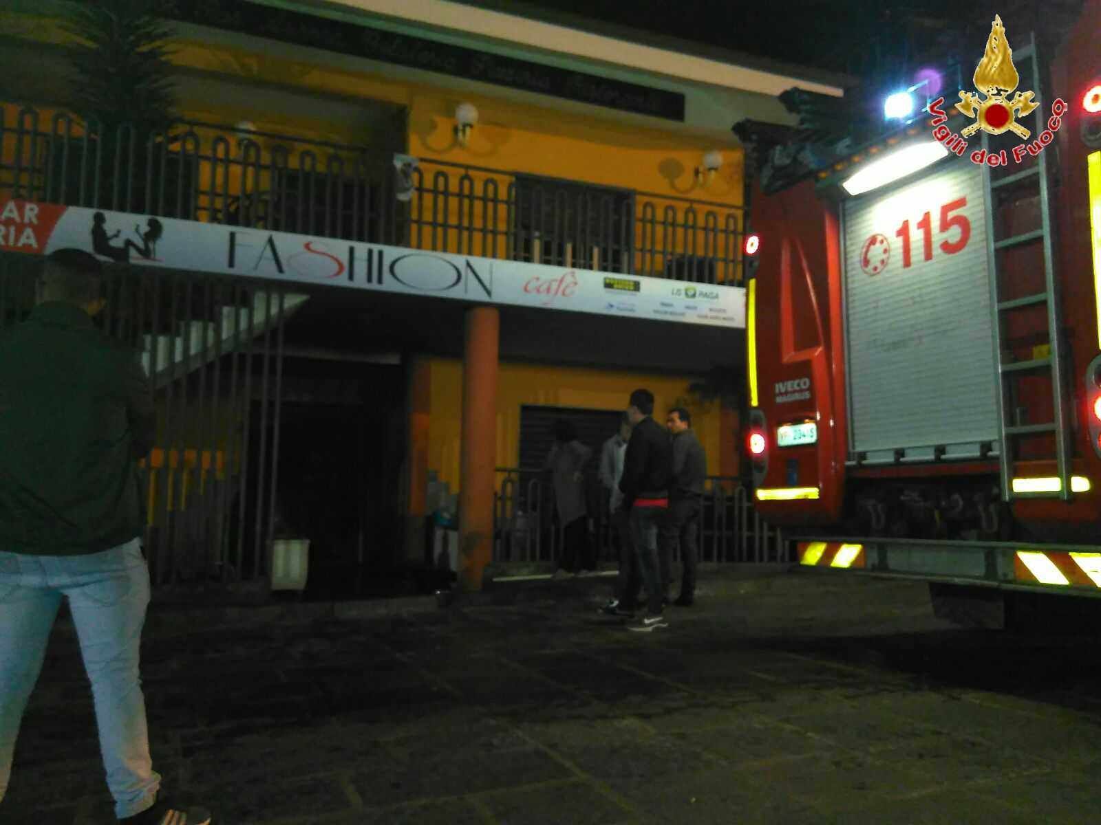 Bar in fiamme a San Calogero