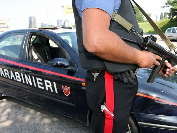 Salvano anziano intrappolato in auto, encomio per due carabinieri