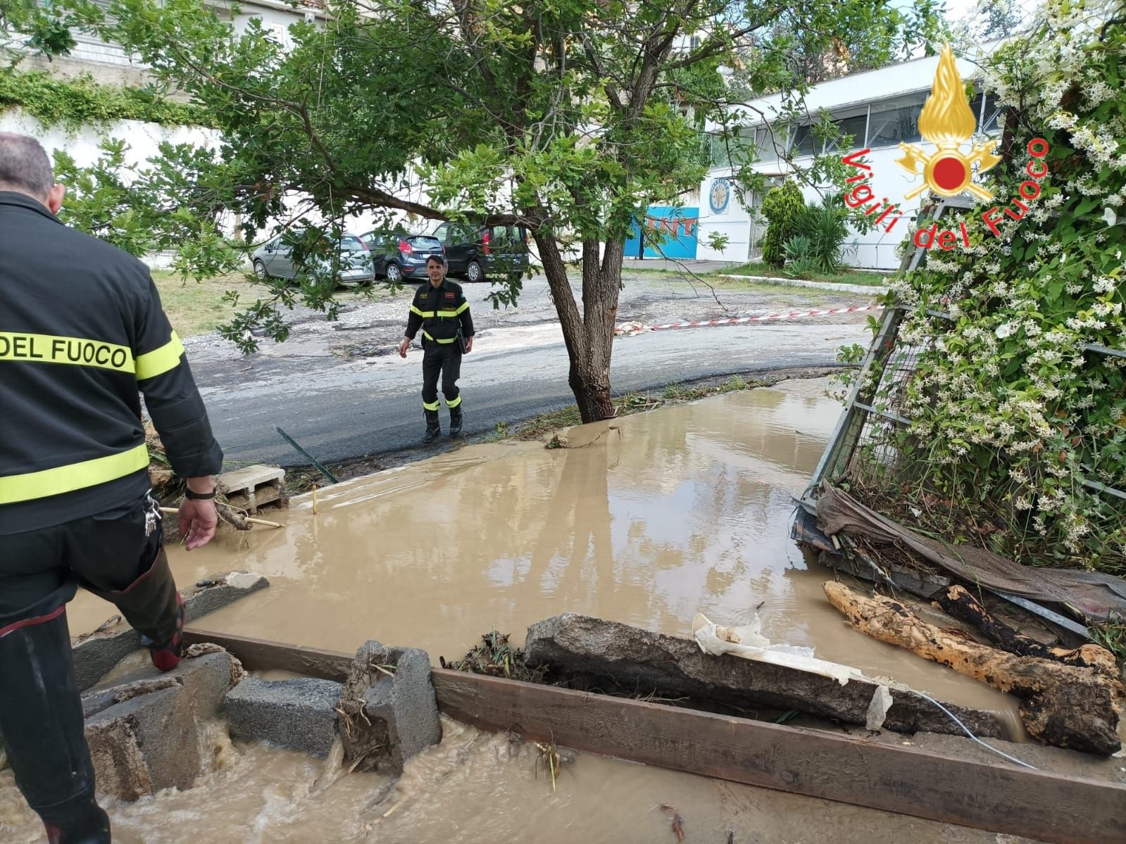 Bomba d’acqua a Belvedere: allagati cantine e negozi – VIDEO E FOTO