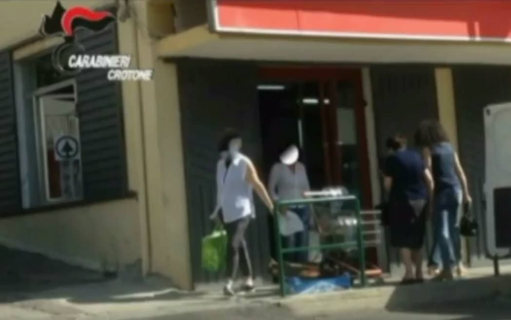 Selfie al mare invece di lavorare, denunciata collaboratrice scolastica