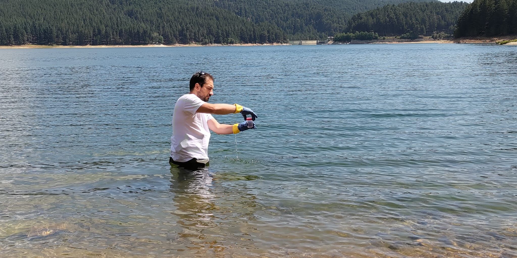 Goletta verde: «Mari e laghi, inquinato un prelievo su tre. Malati cronici anche in Calabria»