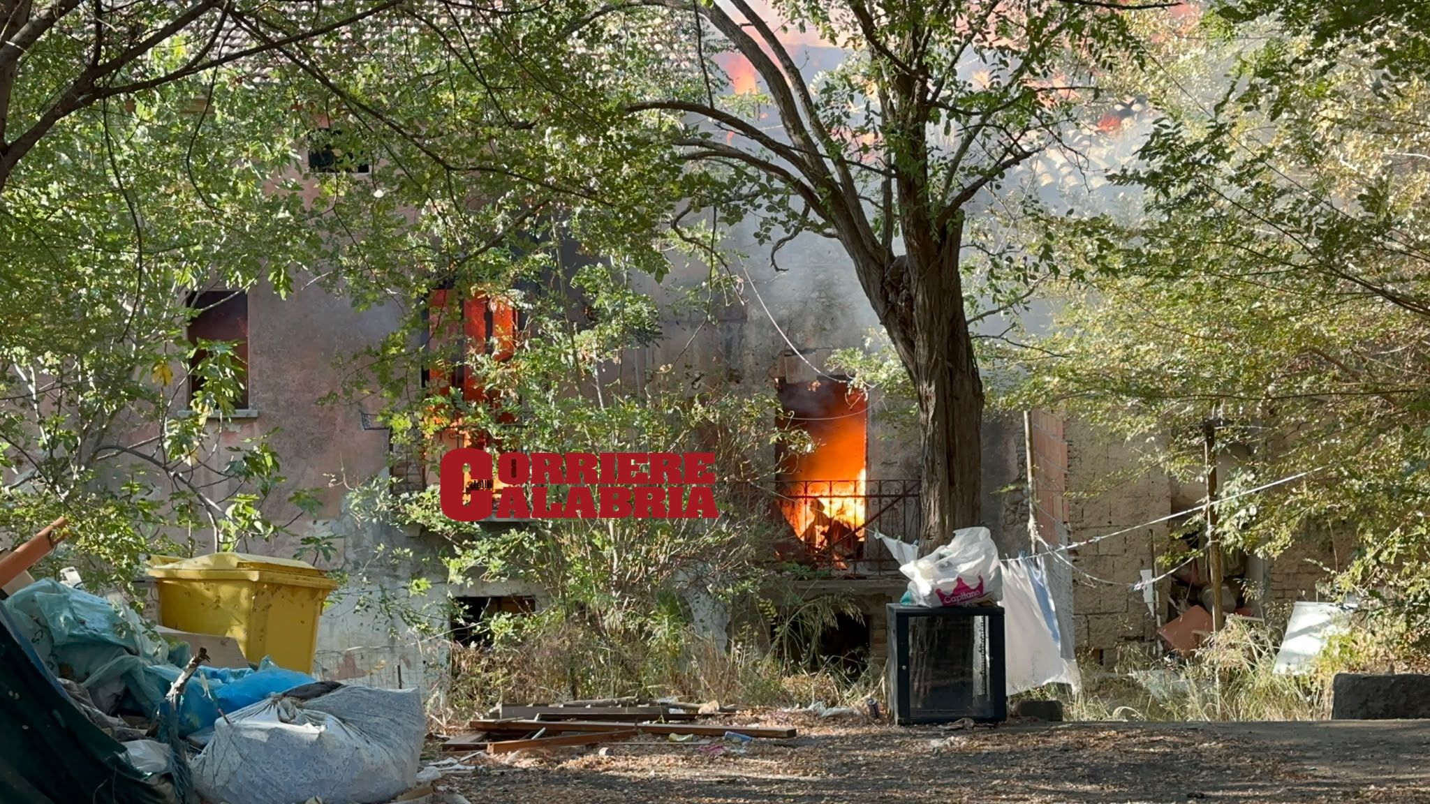 Incendio distrugge un abitazione a Cosenza – FOTO E VIDEO