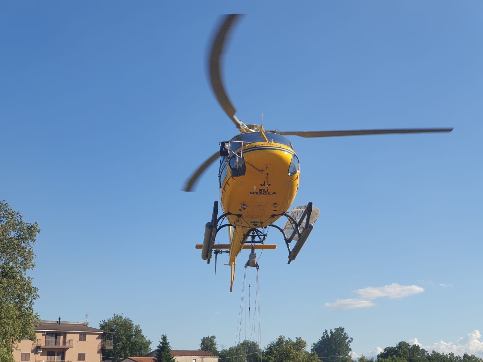 I vigili del fuoco impegnati nella notte per domare un incendio a Cosenza