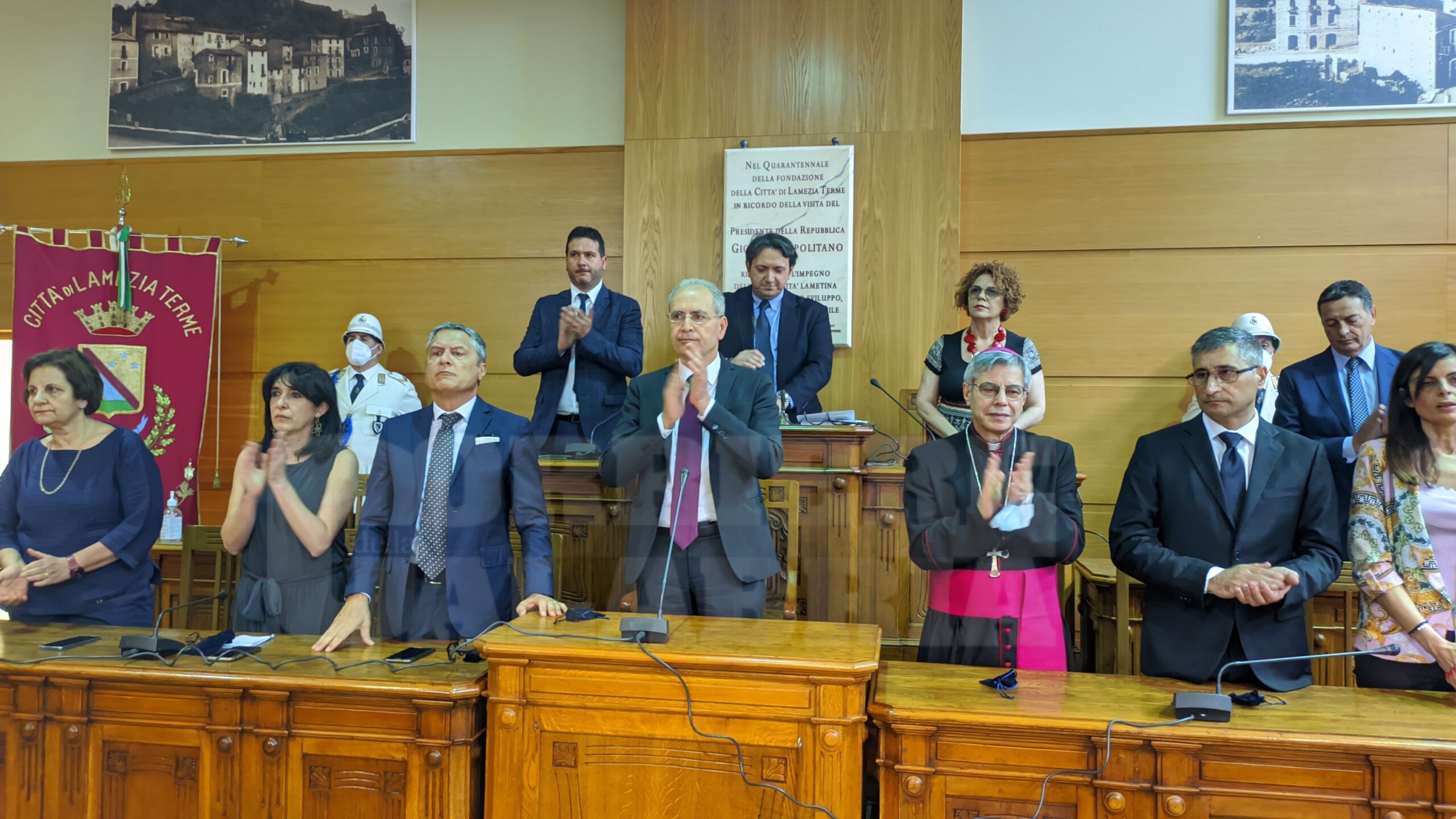 Arredi storici e una mostra artistica: una nuova immagine per il Comune di Lamezia – VIDEO E FOTO