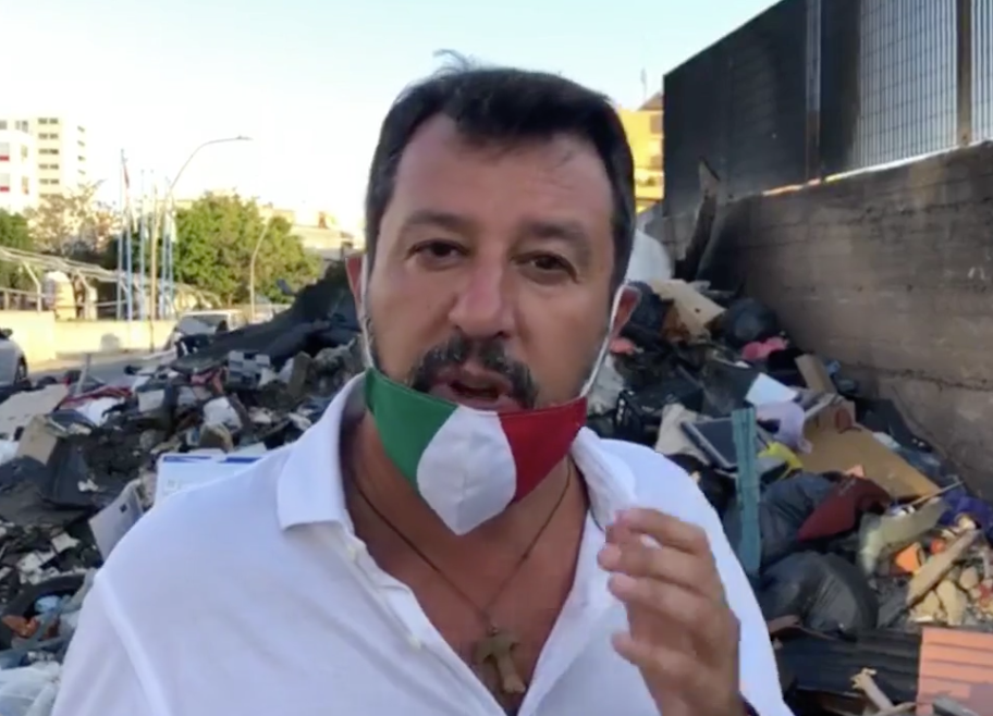 Salvini e il video sui rifiuti a Reggio: «Spettacolo indegno». Il Pd ribatte: «Solita sceneggiata» -VIDEO