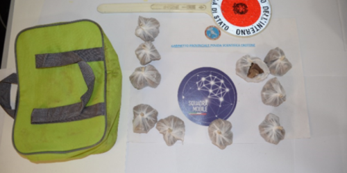 Crotone, tra i rifiuti nel quartiere Fondo Gesù trovato mezzo chilo di eroina