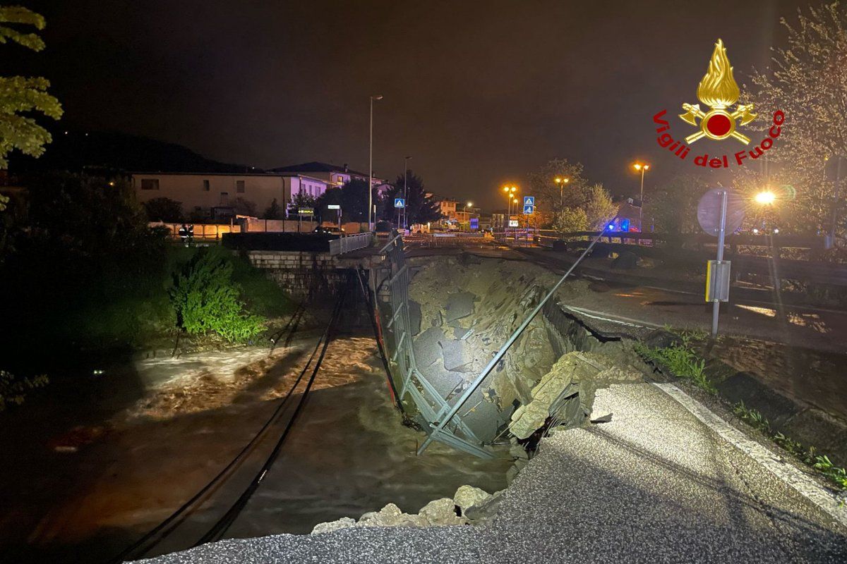 Maltempo, morti padre e figli caduti in una voragine