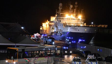 A Catania è scontro sui migranti, sulla Geo Barent restano 215 persone