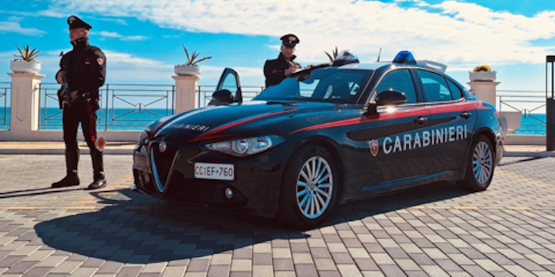 Cirò Marina, spara ai due nipoti che gli negano dei soldi: arrestato un 50enne