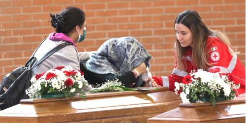 Migranti e mediatori, il racconto dall’inferno di Cutro: «Impossibile dimenticare le urla di dolore»