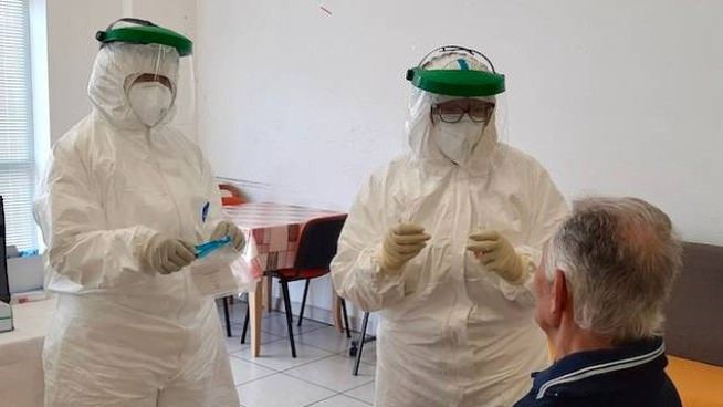 Covid, trenta positivi in una struttura per anziani di Catanzaro