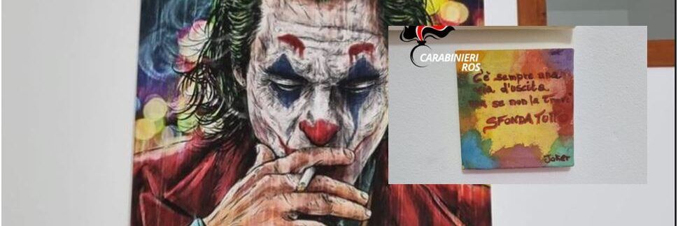 Nel covo del boss un quadro di Joker