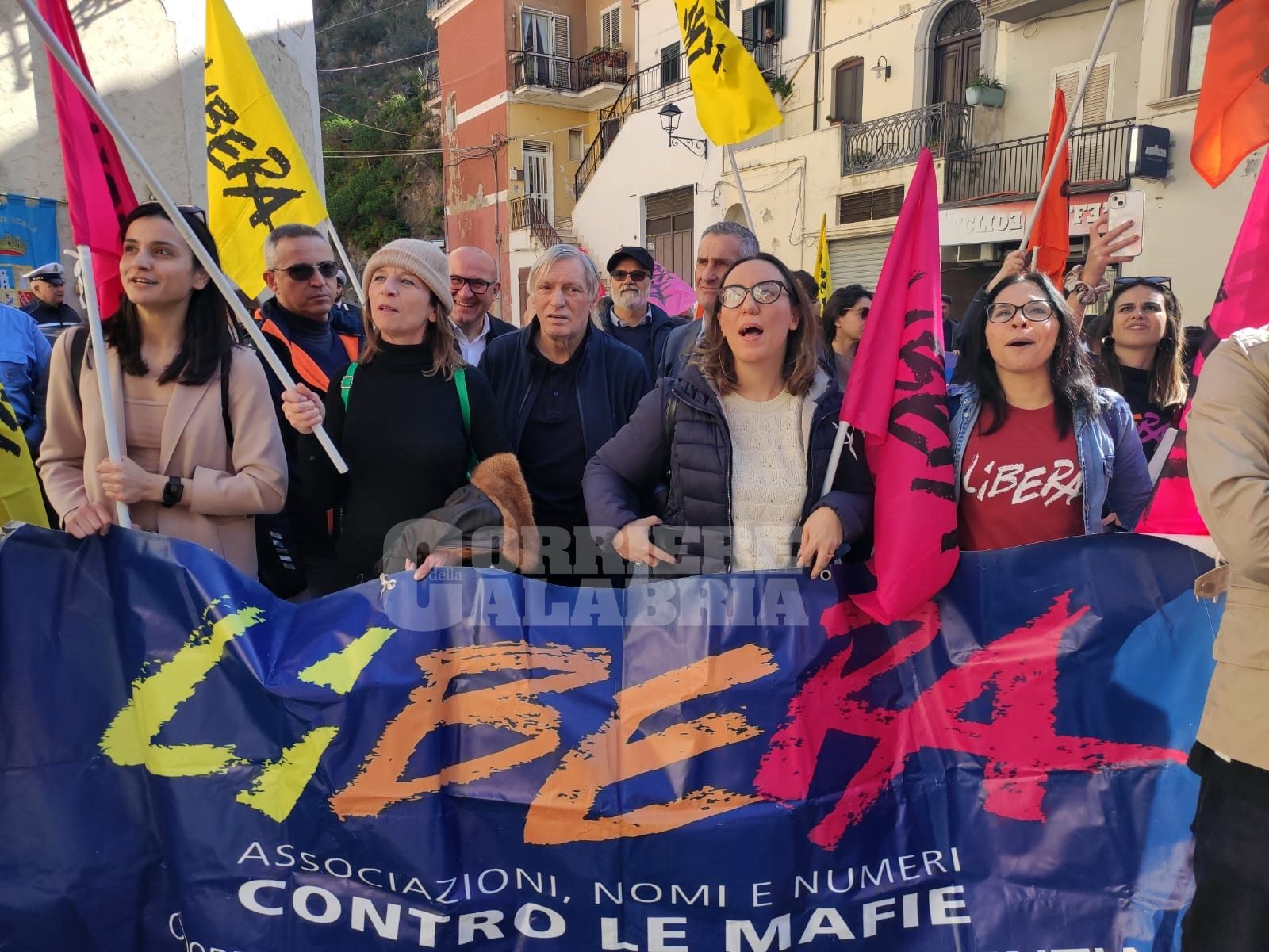 A Cassano la manifestazione contro la ‘ndrangheta. Don Ciotti: «Il rischio è passare da crimine organizzato a normalizzato» – VIDEO