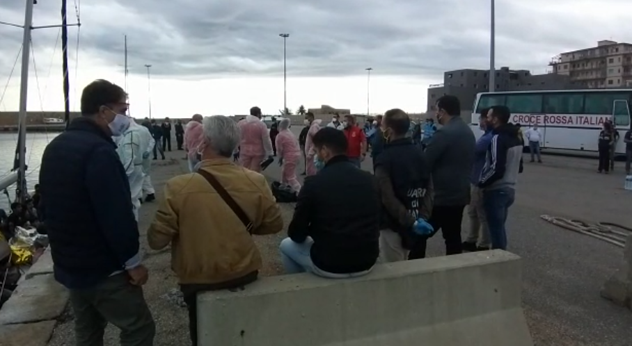 Migranti, nuovo sbarco a Crotone – VIDEO