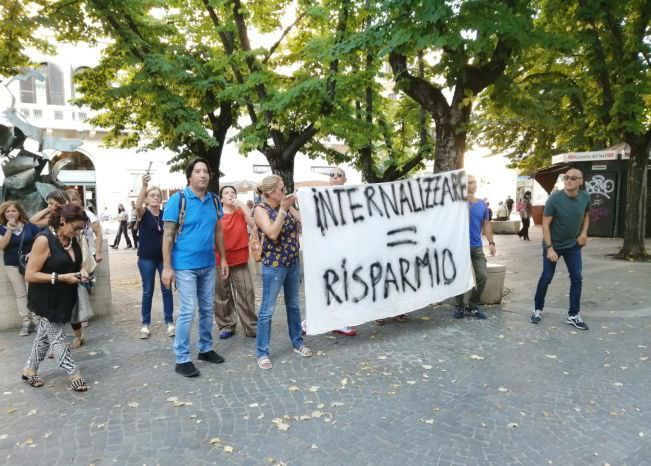 «No al licenziamento degli Oss». Protestano i precari a Reggio