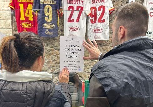 Catanzaro, minorenne beccato a scommettere: sospesa la licenza ad un’attività