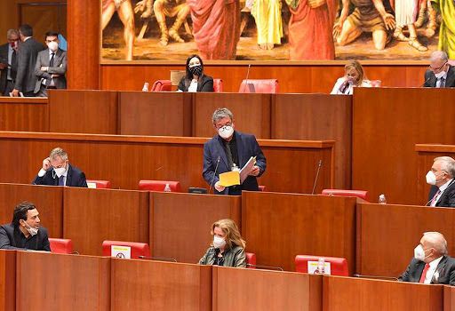 «Ci ha presi in giro sulla data del voto». Consiglieri di maggioranza infuriati con Spirlì