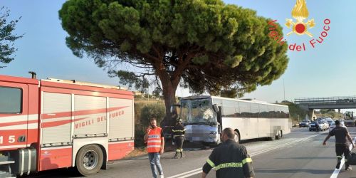 Incidente tra due autobus sulla Statale 106, a bordo circa 100 passeggeri
