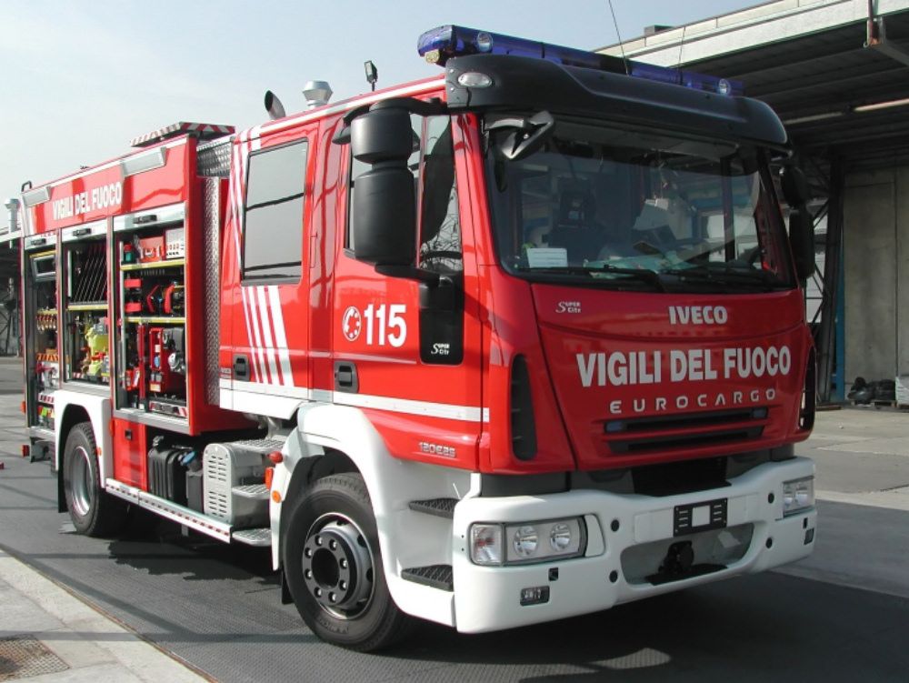 Precipita con l`auto, salvata dai vigili del fuoco