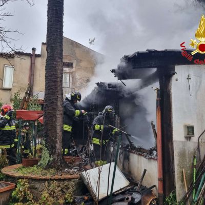 Vibo, divampa un incendio in una casa: i Vigili del Fuoco mettono in salvo due persone – FOTO