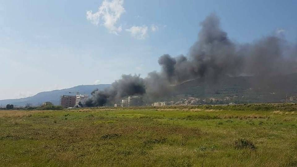 Lamezia, pneumatici in fiamme nel campo rom