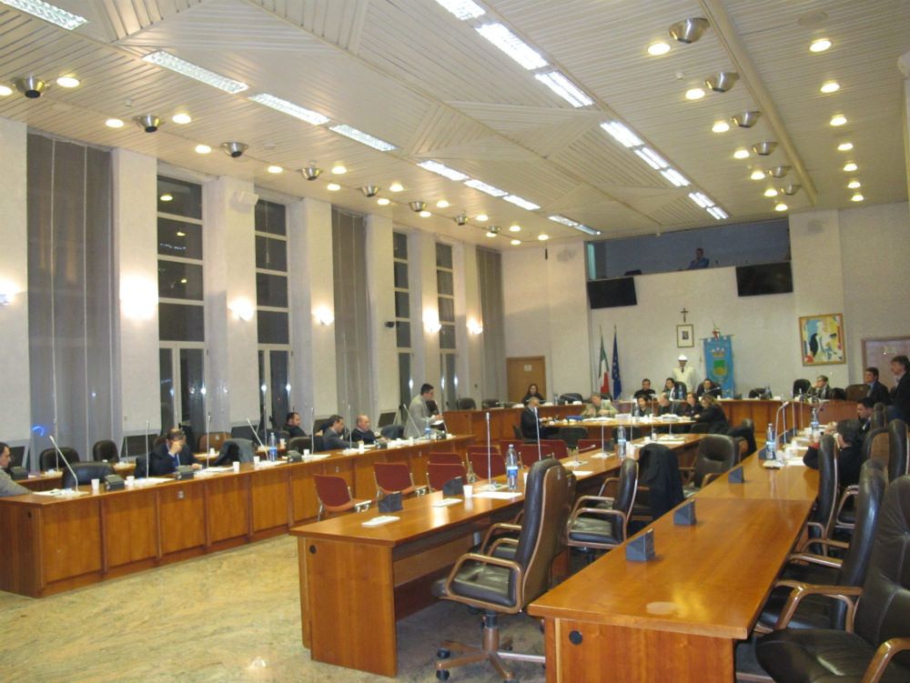 Rifiuti a Cosenza, il Consiglio chiede tre isole ecologiche