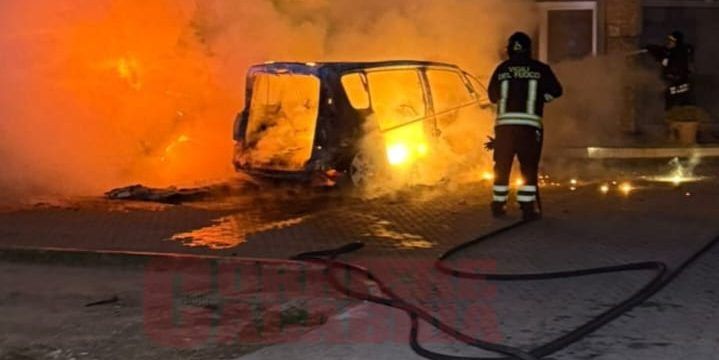 Nuovo rogo notturno a Corigliano Scalo: due vetture distrutte – VIDEO