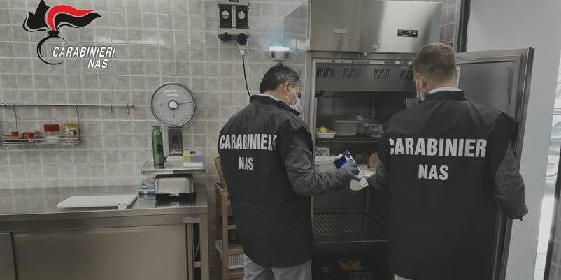 Prodotti tipici pasquali in locali con scarsa igiene, chiuse due attività a Reggio Calabria