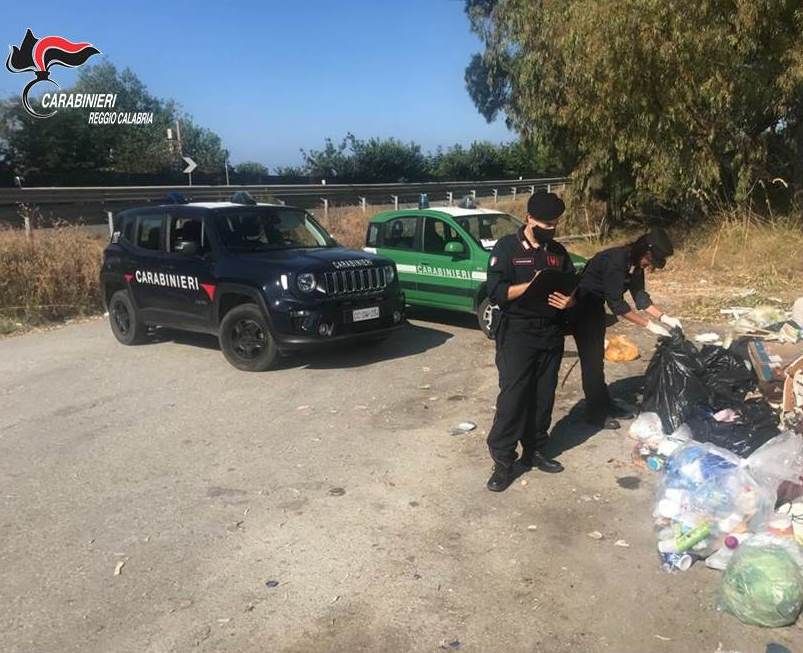 Rifiuti abbandonati nel reggino, scoperta una discarica da 200 metri quadri