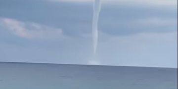Tromba marina al largo di Pizzo, spettacolo (senza danni) tra cielo e mare – VIDEO