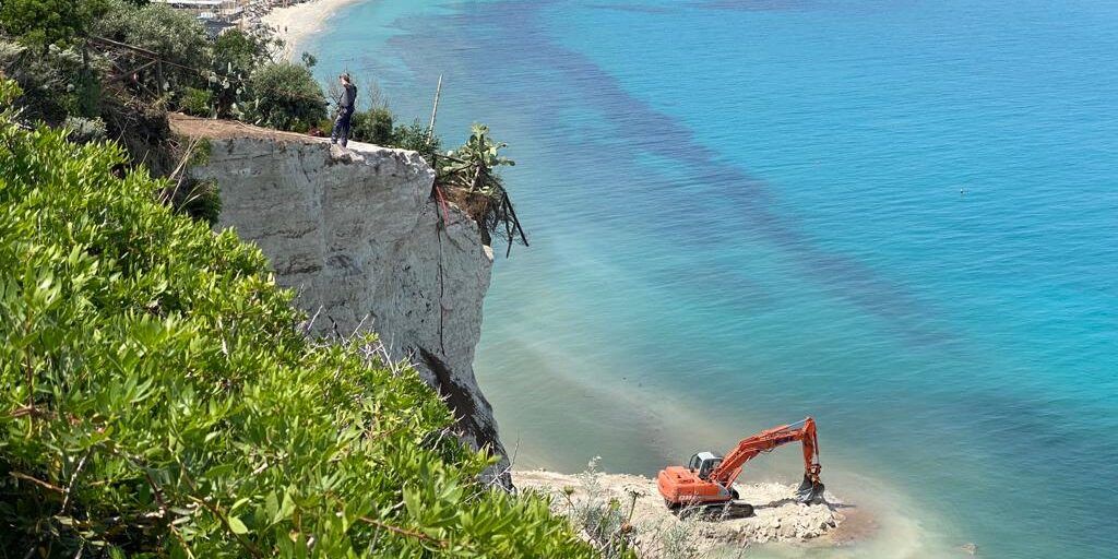 Crollo della rupe a Tropea, procedono spediti i lavori di messa in sicurezza dell’area – FOTO