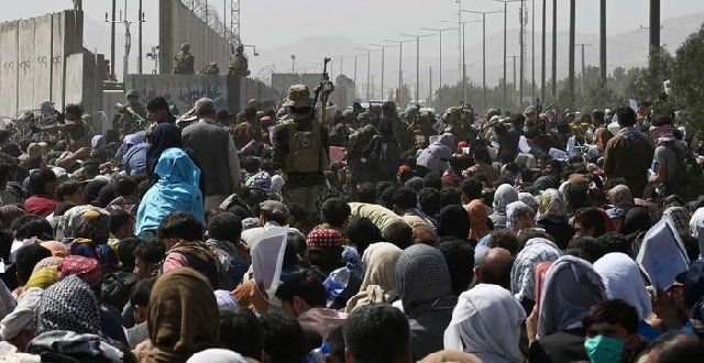Kabul, sette morti nella calca dell’aeroporto. In 211 sono atterrati all’aeroporto di Fiumicino