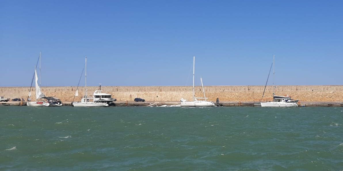 Forte vento e mare mosso: danni alle barche dei migranti nel porto di Crotone