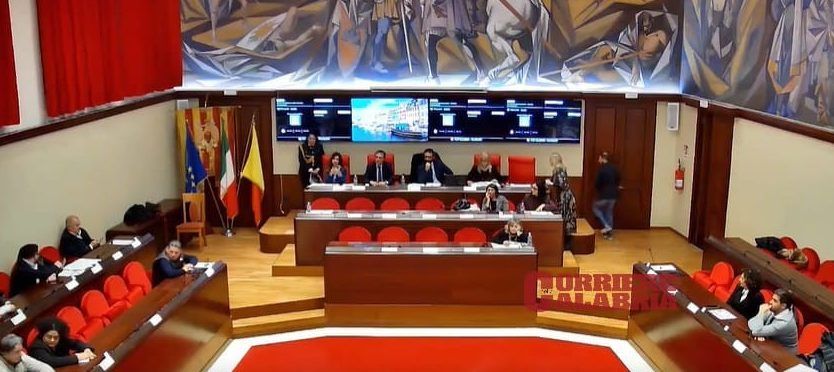Comune di Catanzaro, equilibrismi politici ed emendamenti provvidenziali