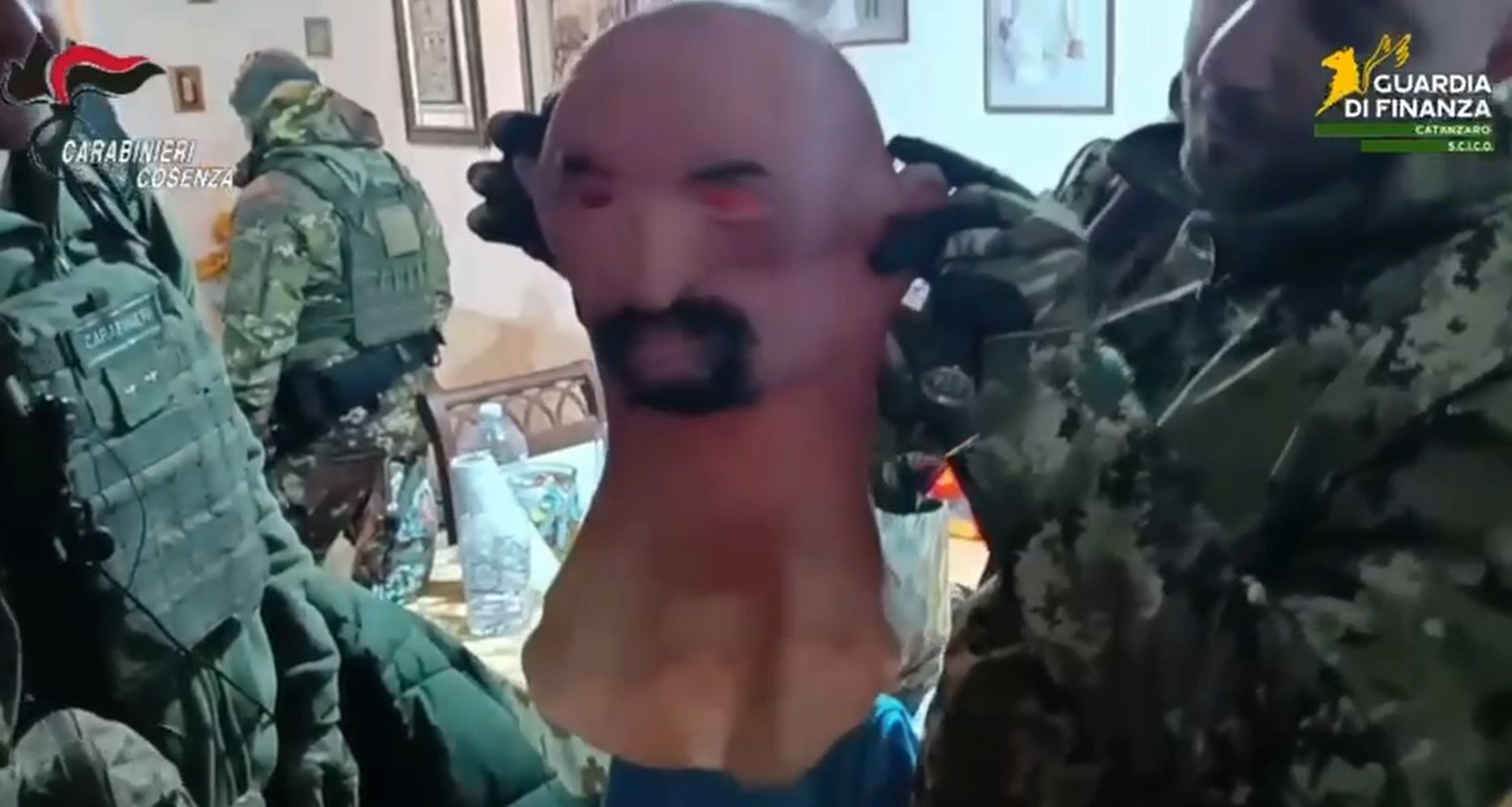 Dentro il covo del latitante Scornaienchi: armi, contanti e una maschera per cambiare volto – VIDEO E FOTO